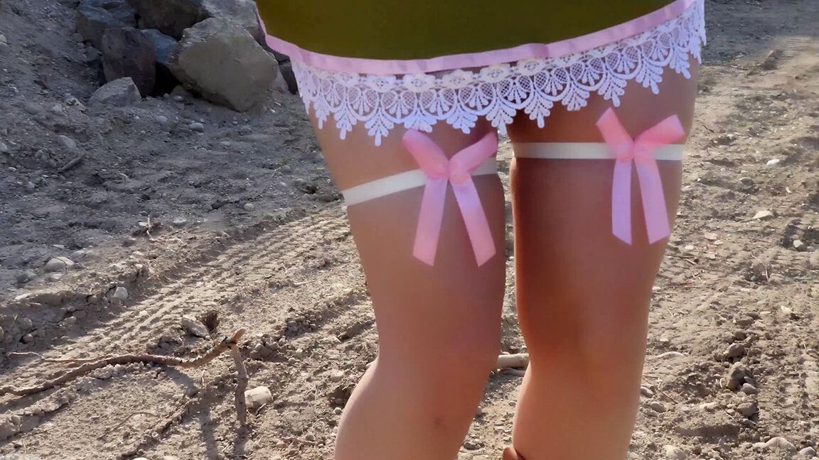 15P Autoestopista con reveladora ropa suiza