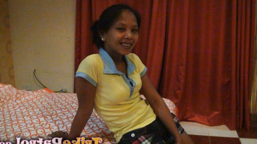 Danica, amatrice philippine 15P, conclut une relation sexuelle en POV avec du sperme sur sa chatte chauve