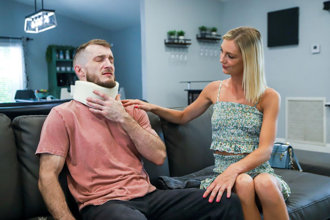 15P A loira britânica Payton Avery seduz um homem enquanto ele usa um colar cervical