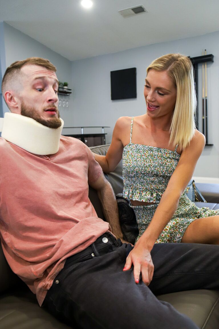 15P A loira britânica Payton Avery seduz um homem enquanto ele usa um colar cervical
