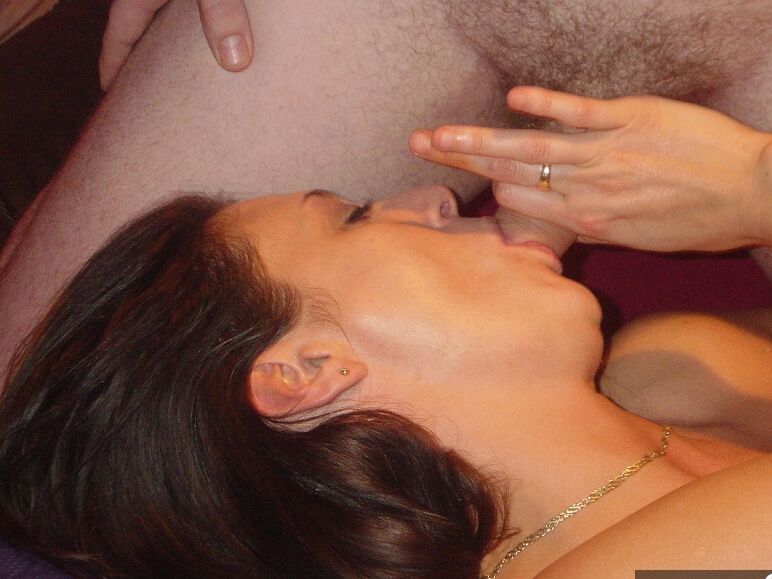 Die 20P brünette Amateurin Juicy Jo trägt beim Gruppensex schwarze Stiefel