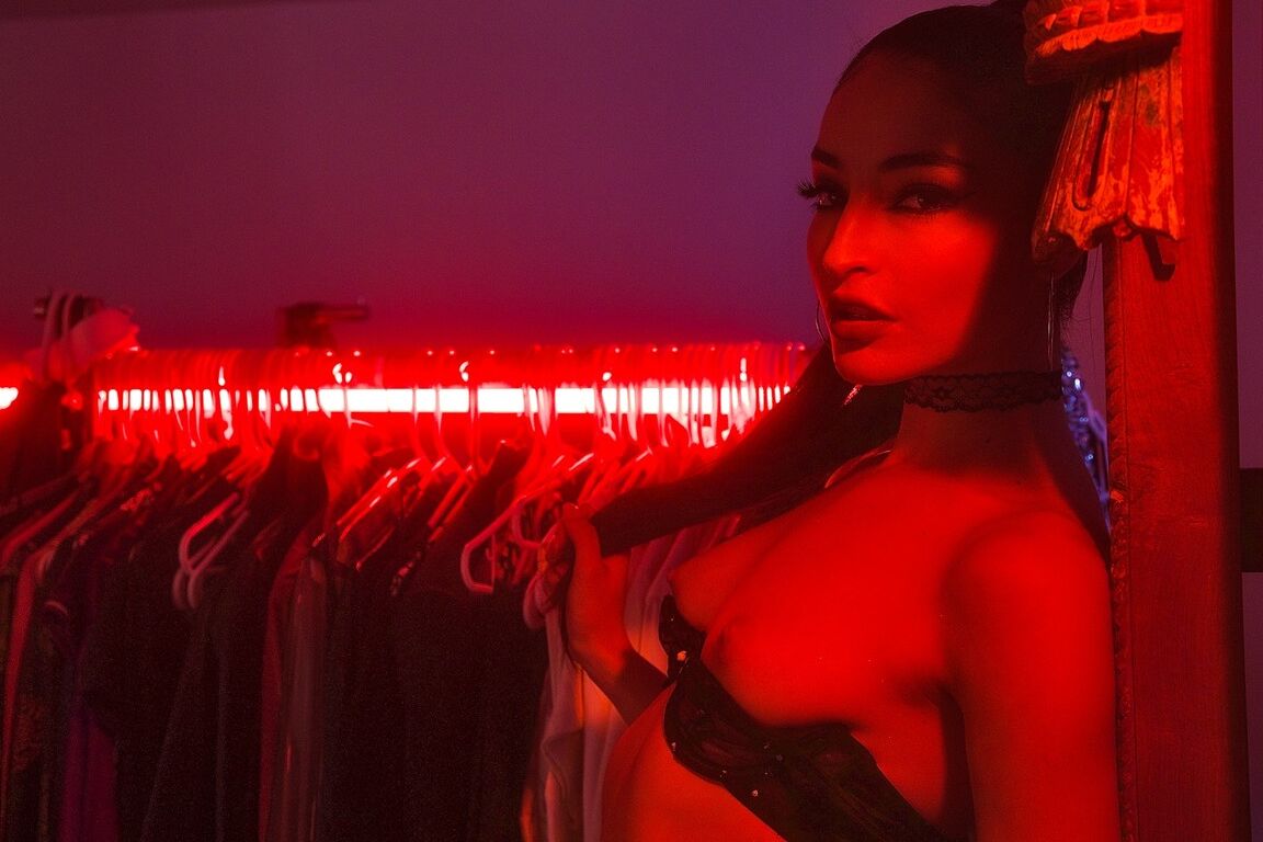 15P A morena sexy Emily Willis vai de boca em boca com seu amigo
