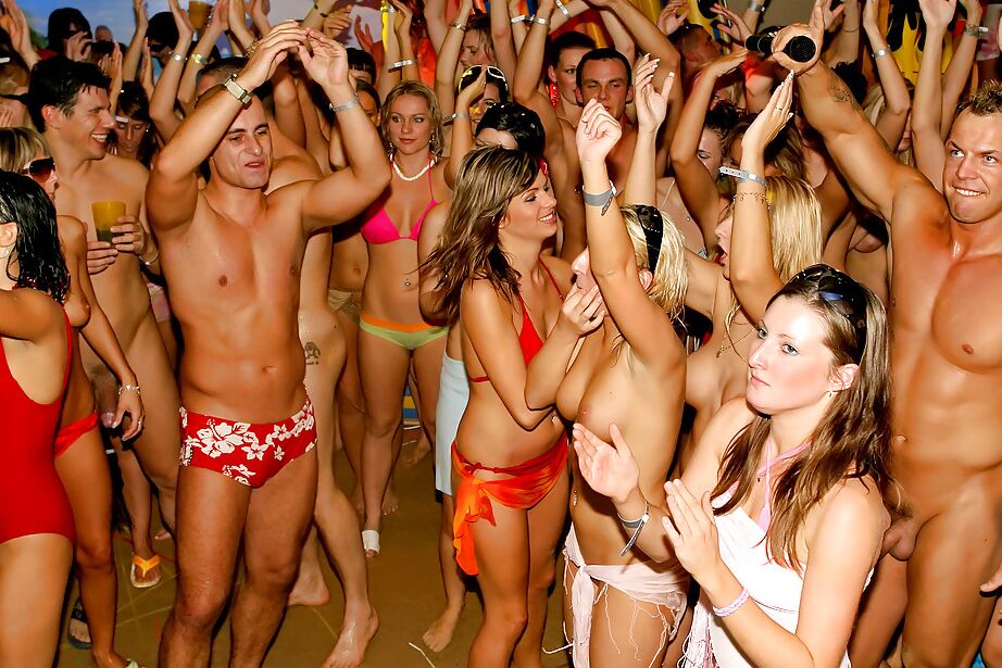 16P Des dames libres et faciles profitent d'une orgie sexuelle sauvage lors d'une soirée ivre dans un club