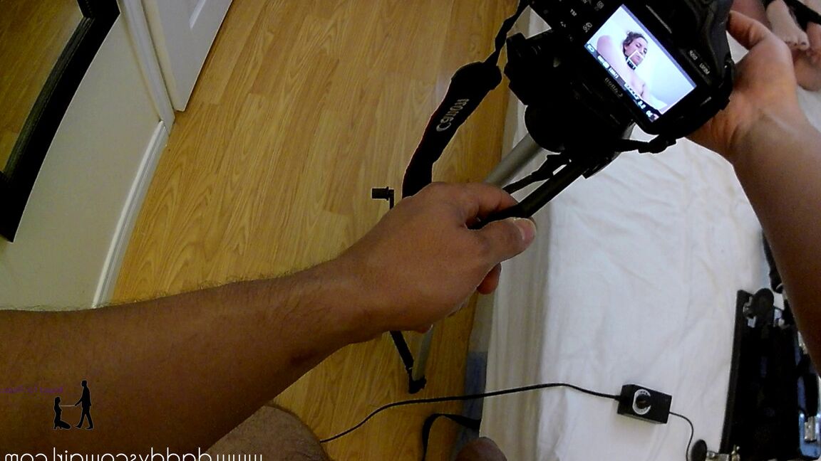 16P Nena de tetas pequeñas Dallas Stone atada y follada por una máquina en POV