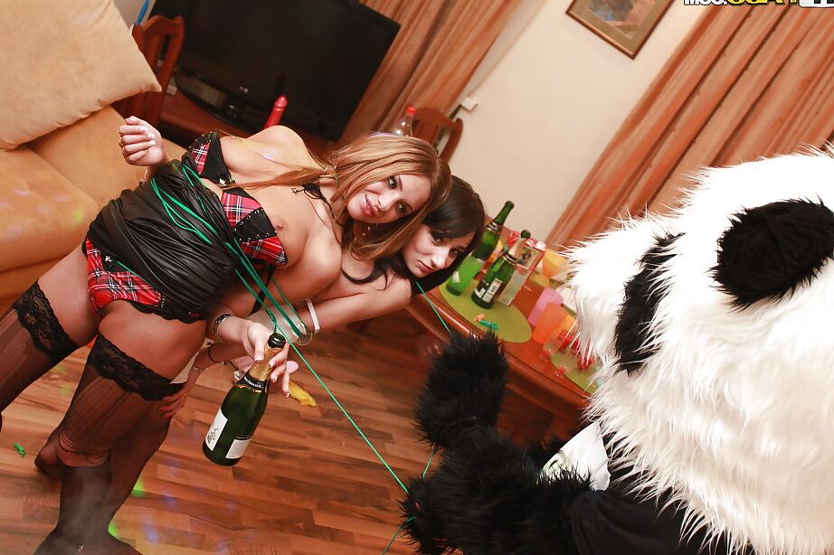 16P Des adolescentes sensuelles se font désosser la chatte mouillée lors d'une soirée ivre