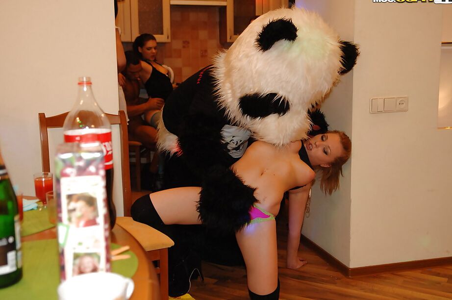 16P Des adolescentes sensuelles se font désosser la chatte mouillée lors d'une soirée ivre