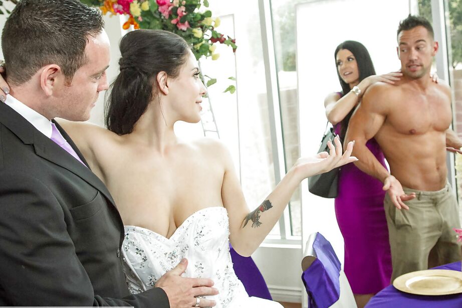 16P Une mariée aux gros seins suce une bite la nuit de noces et prend une éjaculation externe