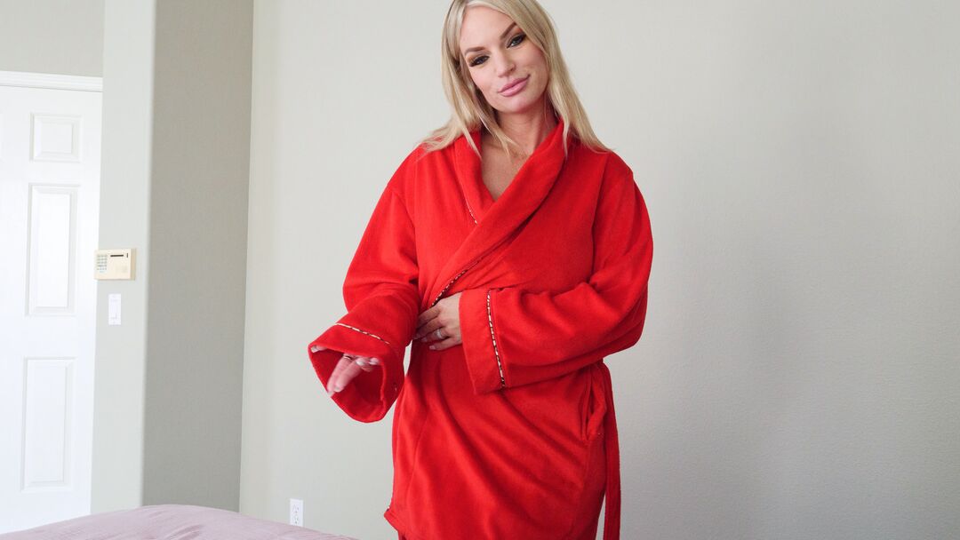 16P La sexy rubia Rachael Cavalli luce un manguito cubierto de semen después de una follada POV