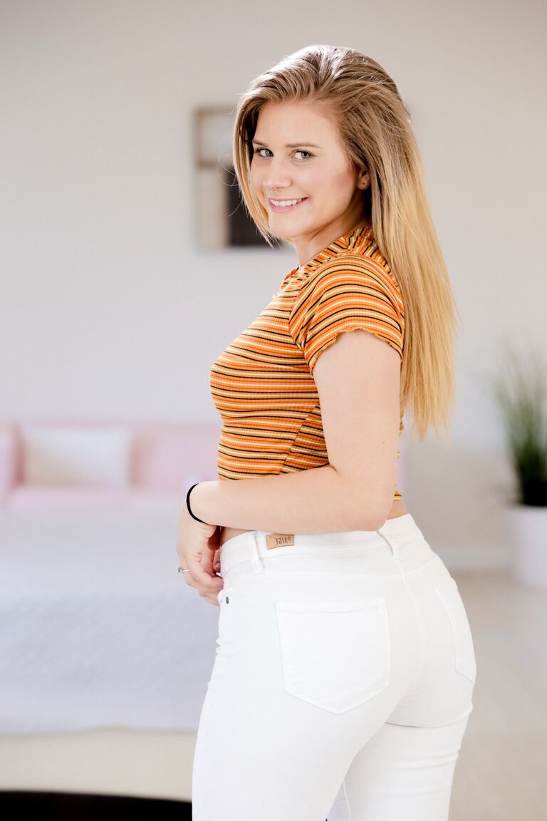 15P Taylor Blake, une adolescente à la peau claire, vante son cul juteux avant une pipe en POV