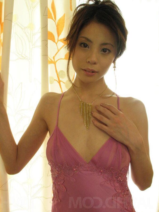 15P Natsumi Mitsu Asian tiene la vagina atornillada y llena de jugos