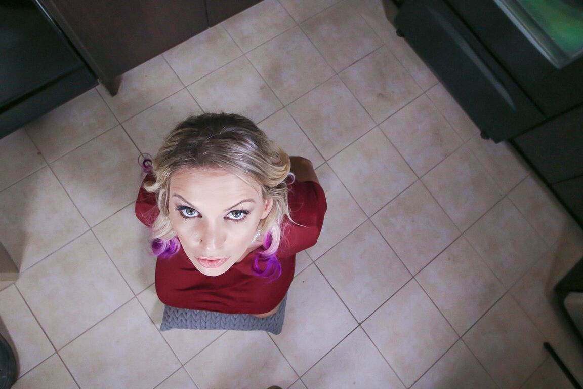21P Esposa loira em um vestido vermelho Kenzie Taylor tem sua buceta preenchida no POV