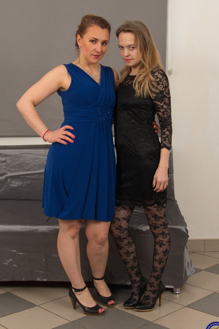 21P Kinky reift mit haarigen Mösen Lorushka und Nelly teilen sich einen Schwanz