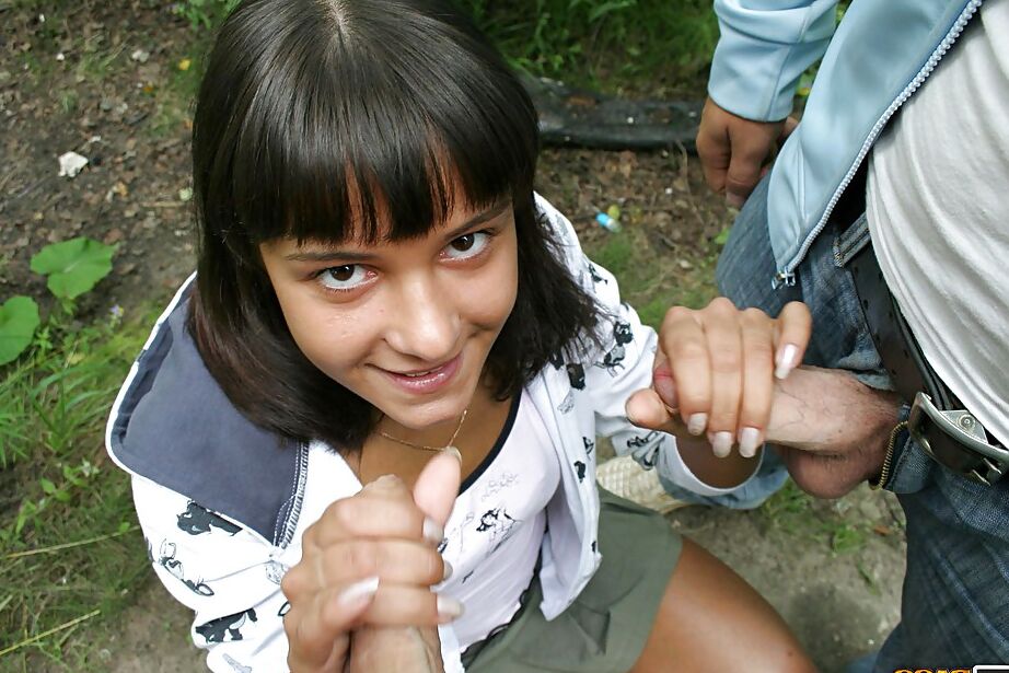 16P Adolescente lujuriosa es follada y recibe doble corrida en su dulce boca