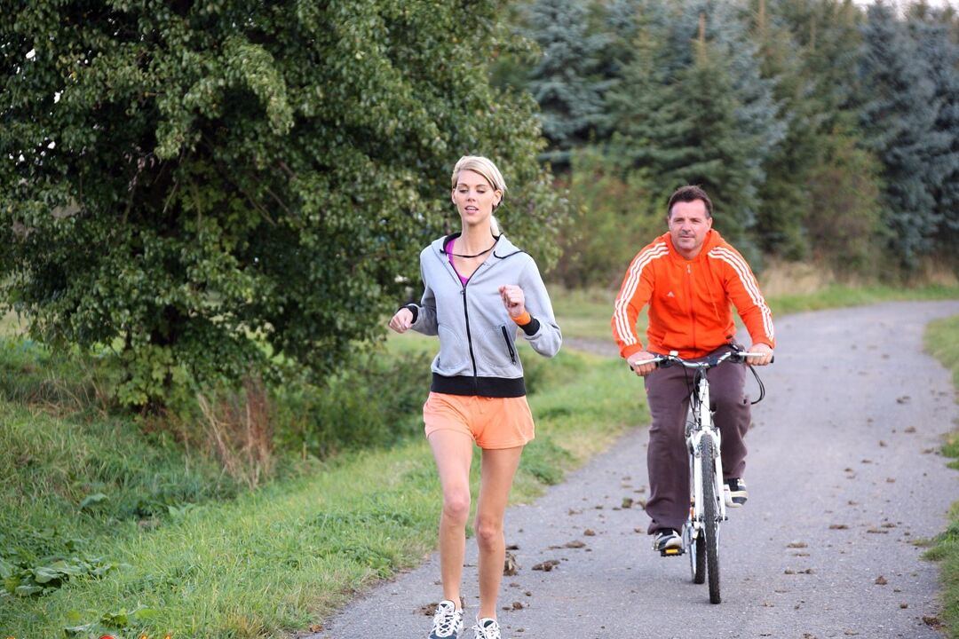 15P Une joggeuse blonde abandonne sa chatte vierge à un cycliste qui passe