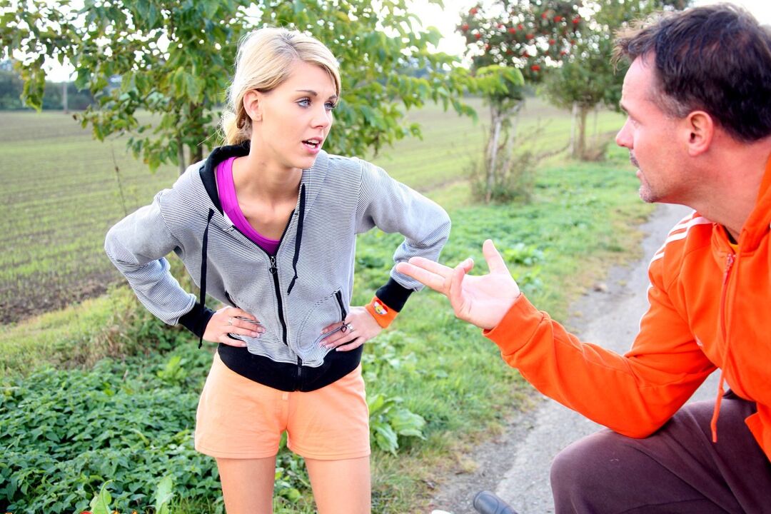 15P Une joggeuse blonde abandonne sa chatte vierge à un cycliste qui passe