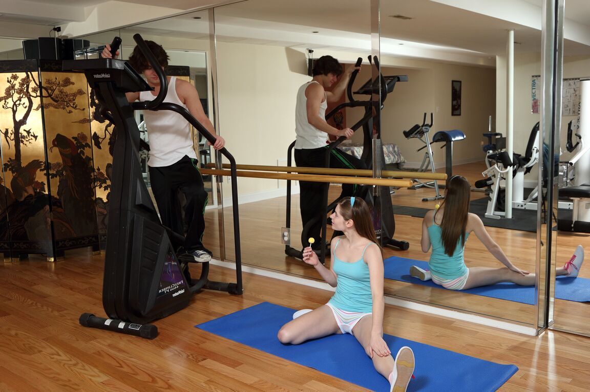 21P Alice March, une adolescente maigre, se fait baiser par son instructeur de fitness sur une balançoire