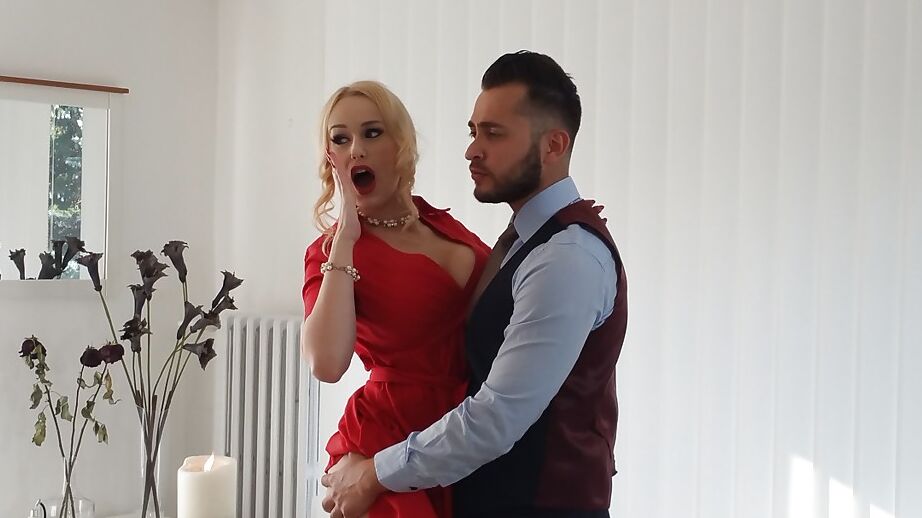16P Loira peituda Angel Wicky fodendo pau depois de ser fodida em meias bronzeadas