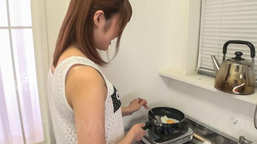 12P Boneca asiática Yumi Maeda fica com esperma na boca depois de preparar o café da manhã