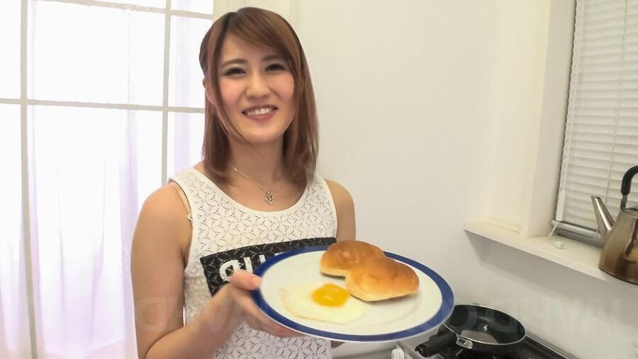 12P Boneca asiática Yumi Maeda fica com esperma na boca depois de preparar o café da manhã