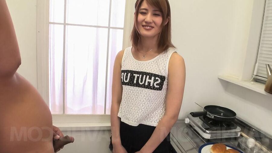 12P Boneca asiática Yumi Maeda fica com esperma na boca depois de preparar o café da manhã