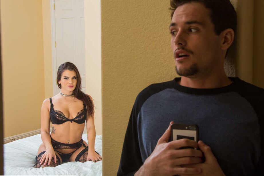 Die 16P heiße Latina Keisha Grey verführt ihren Stiefsohn in sexy Dessous und Strümpfen