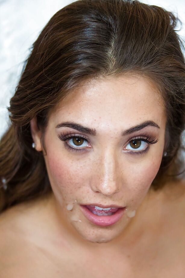 16P A deslumbrante milf Eva Lovia está chupando e levando gozada na boca!