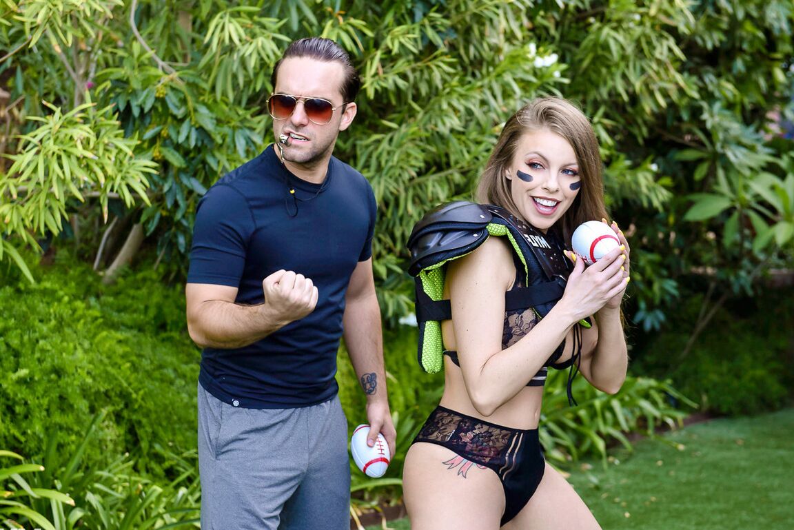 21P Jovem loira Nicole Aniston