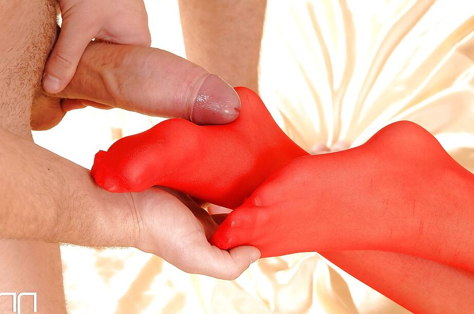 16P Hottie con medias rojas juega un juego sexual fetichista de pies y recibe semen en sus pies sexys