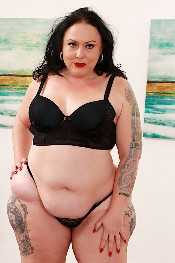 16P Fat chick with tattoos Calista Roxxx gets on her knees for a blowbang