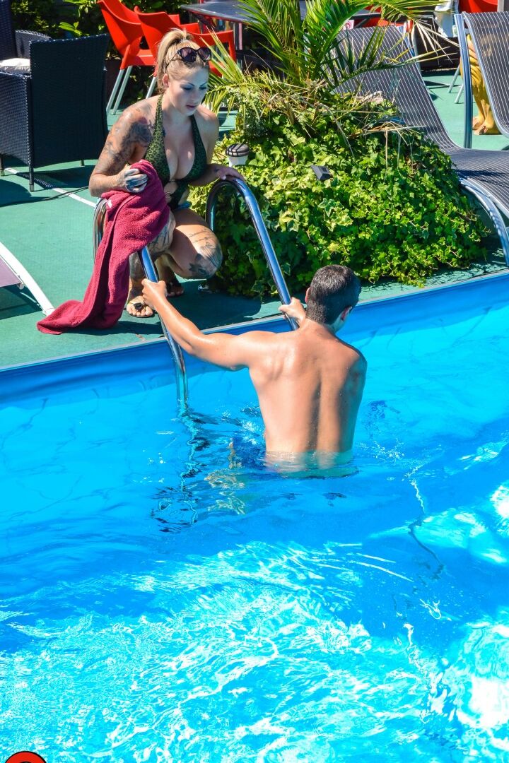 20P Tattooed chick Mia Blow takes it up the ass after seducing the pool cleaner