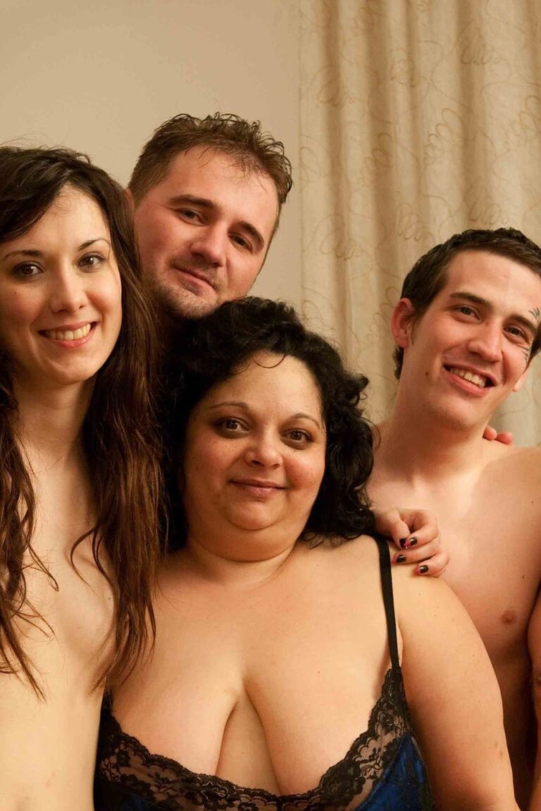 12P Garotas amadoras Tinny Rados e Sarah Dark transam com alguns caras durante sexo em grupo