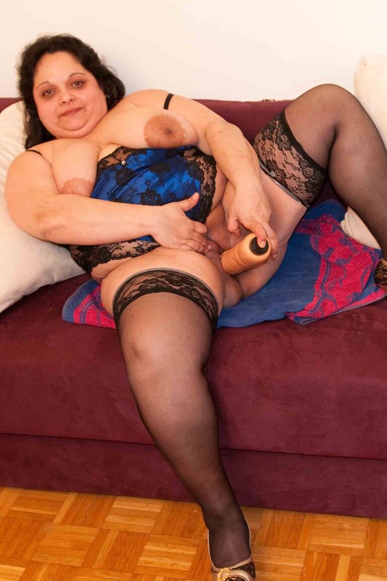 12P Garotas amadoras Tinny Rados e Sarah Dark transam com alguns caras durante sexo em grupo