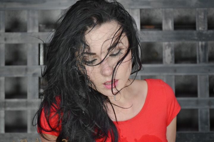 16P Veruca James, une adolescente aux cheveux noirs, se fait baiser la gorge dans un donjon