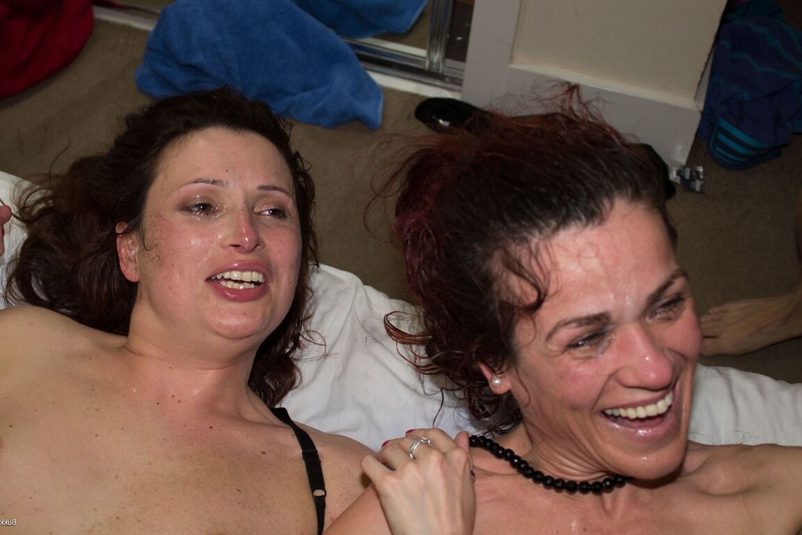 21P Putas cachondas recibiendo corridas faciales con la boca abierta en un gangbang interracial salvaje