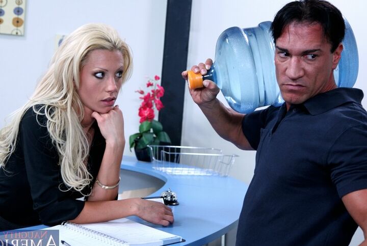 16P Loira paqueradora com peitos deliciosos Tanya James fodeu no escritório