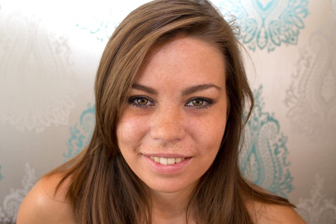 21P Morena ucraniana Bonnie Shai revela seus peitos e faz um boquete