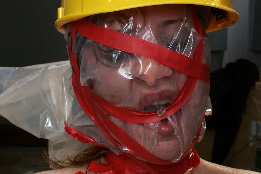 21P Des hommes noirs bien membrés glacent le visage de la fille sexy Cici Rhodes avec du sperme dans un blowbang BDSM