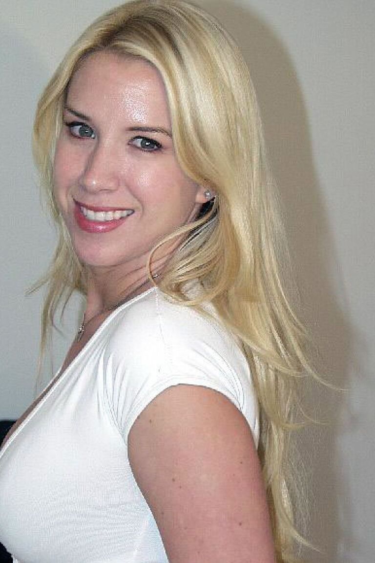 17P ジーンズを履いた素敵なおっぱいの金髪美女が素晴らしいストリップショーのパフォーマンスをする