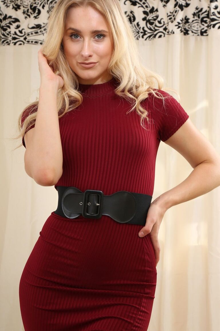 21P Rubia aturdidora con medias negras Amy K mostrando su culo y sus pequeñas tetas