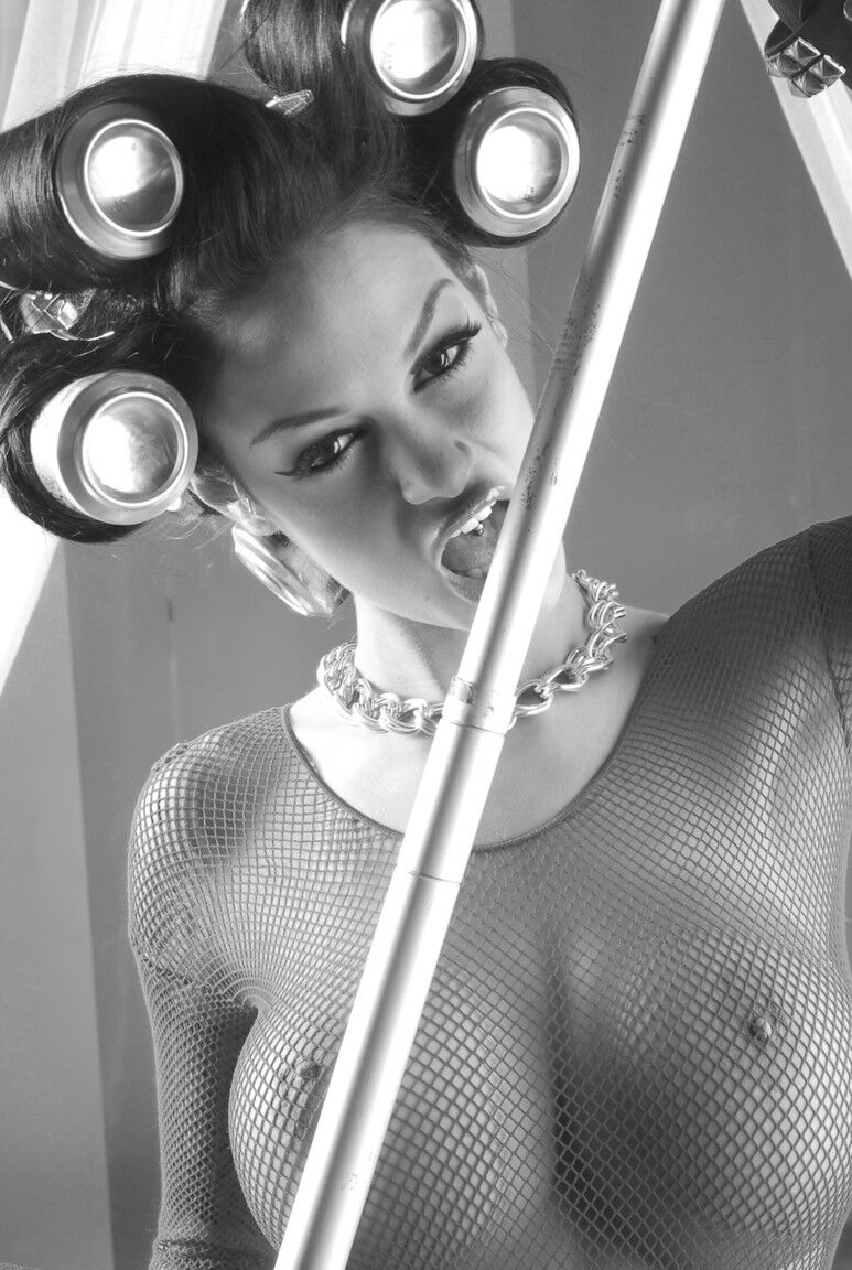 21P La stripper tetona Angelina Valentine posando en su body de rejilla