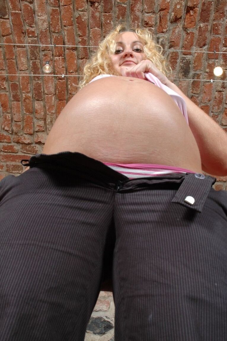 21P Julie, amatrice enceinte, dévoile ses seins et sa chatte en solo