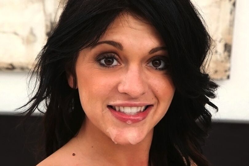 16P Brunette Latina Rebecca Blaze fait une pipe de première classe