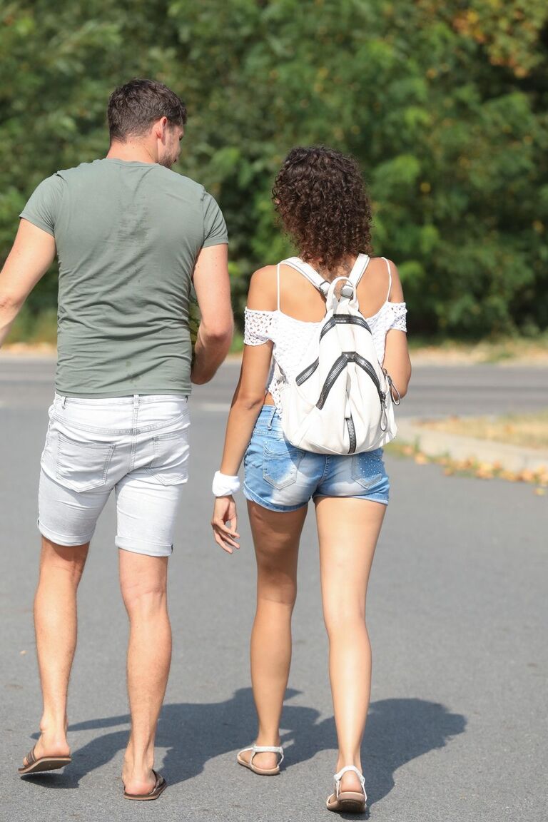 21P adolescente de cabelos cacheados Bunny Love fica despojado, fodido