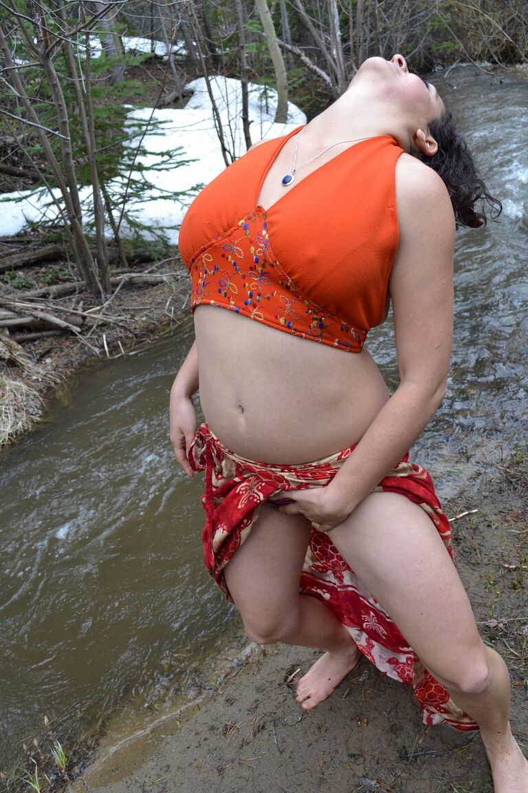 17P La pervertida simona muestra sus grandes tetas y se frota el manguito peludo