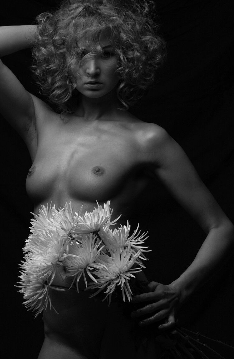 17P La maravillosa modelo Paulina Ulrich muestra su cuerpo caliente y sus bonitas tetas en un erótico solo
