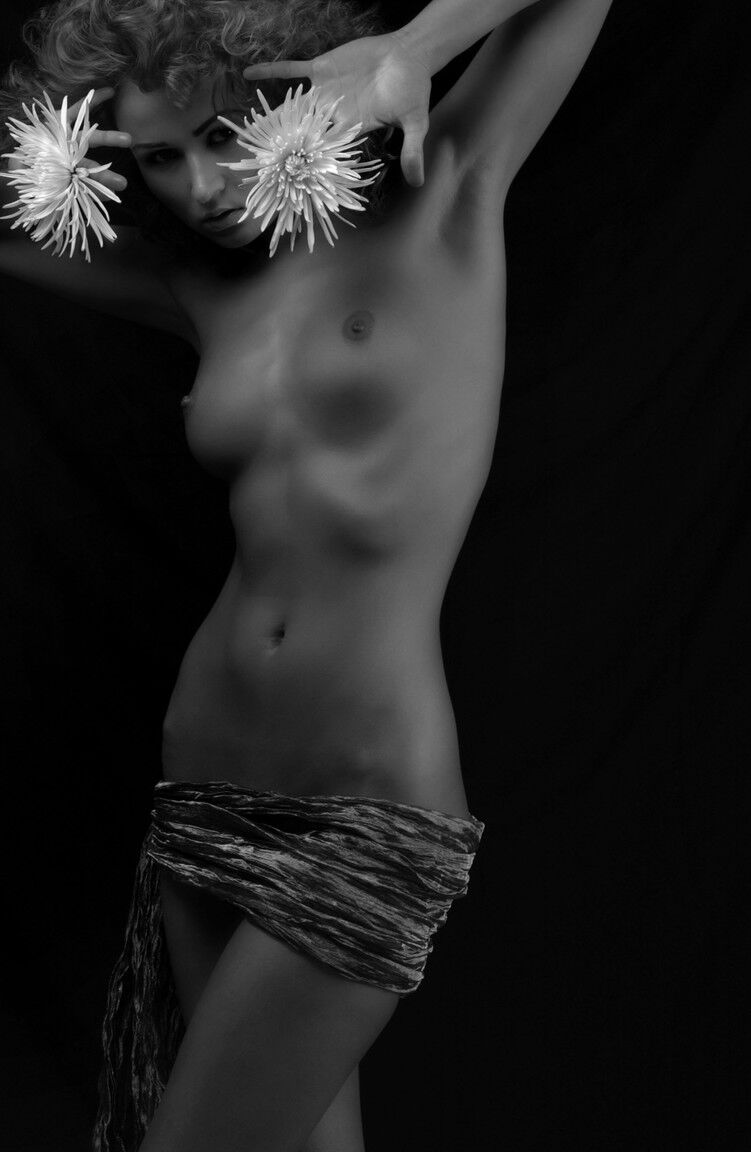 17P La maravillosa modelo Paulina Ulrich muestra su cuerpo caliente y sus bonitas tetas en un erótico solo