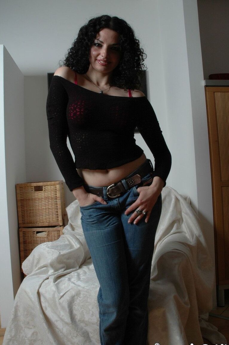 21P A gata amadora Sofia se livra das roupas e mostra seus seios perfeitos