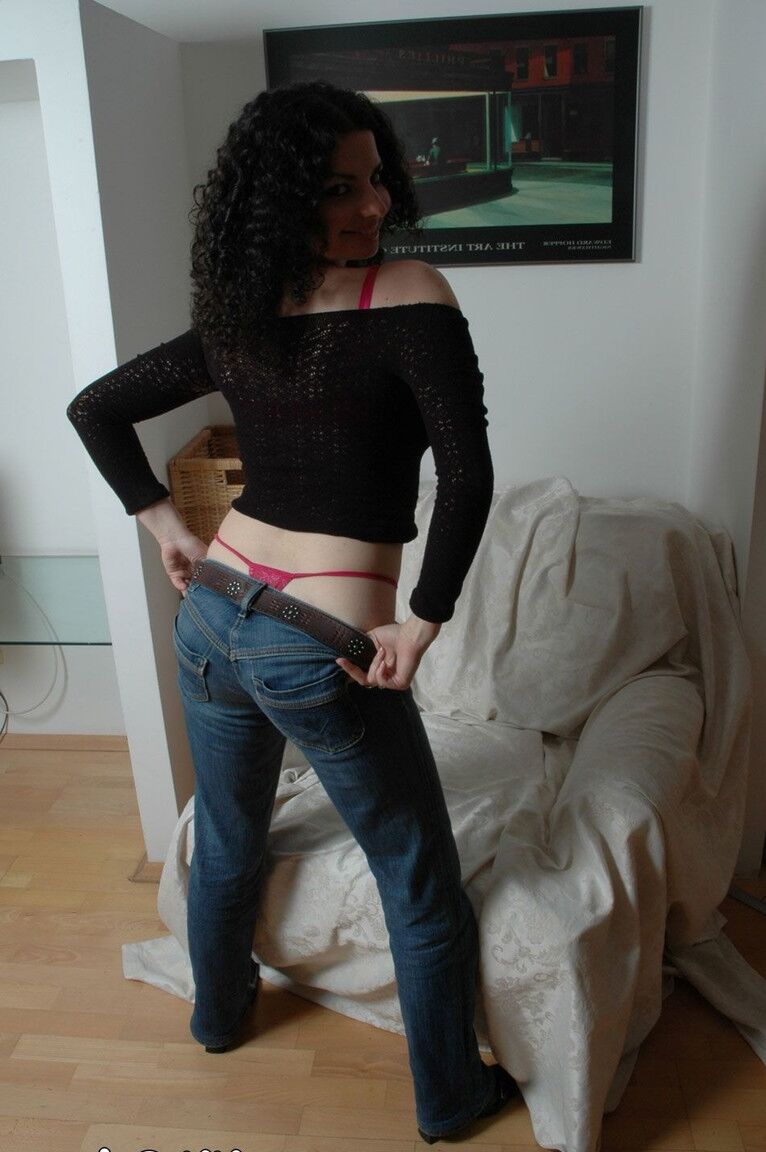 21P A gata amadora Sofia se livra das roupas e mostra seus seios perfeitos