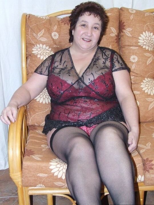 20P Mature BBW Kinky Carol modèles de lingerie sexy en bas et talons en maille
