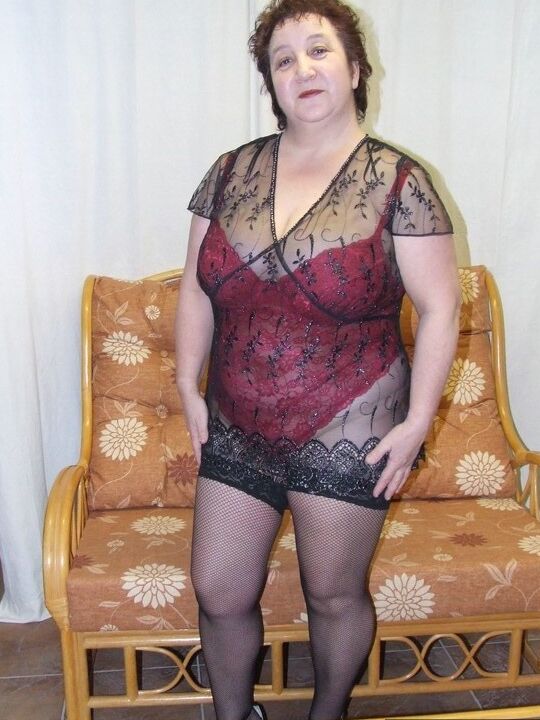 20P Mature BBW Kinky Carol modèles de lingerie sexy en bas et talons en maille